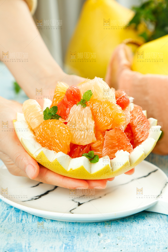 手上捧着三色柚子果肉
