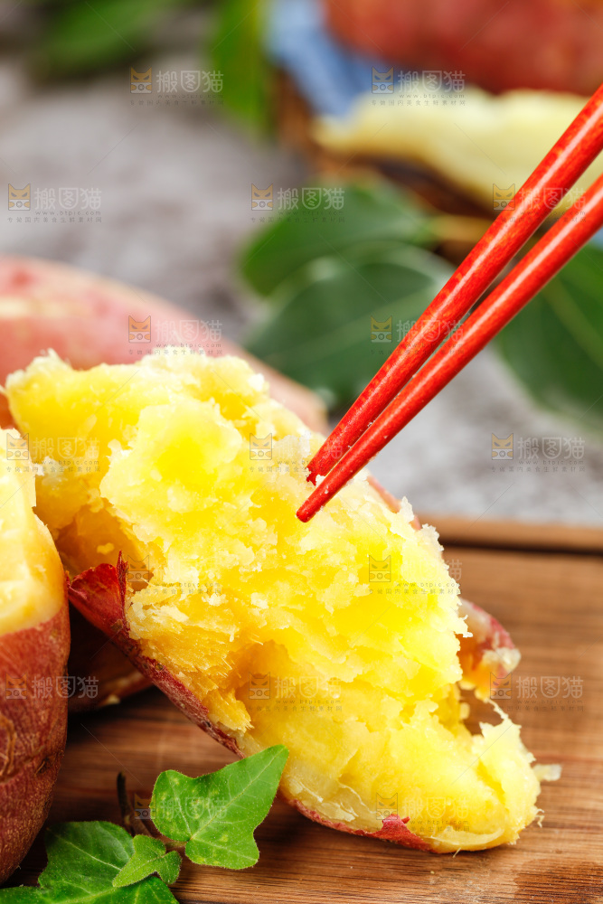 筷子上夹着山东板栗蜜薯