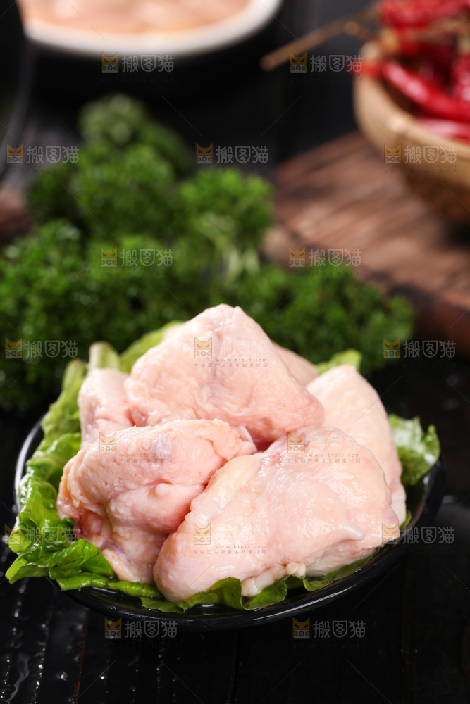 黑底上放着一盘生鲜鸡尾