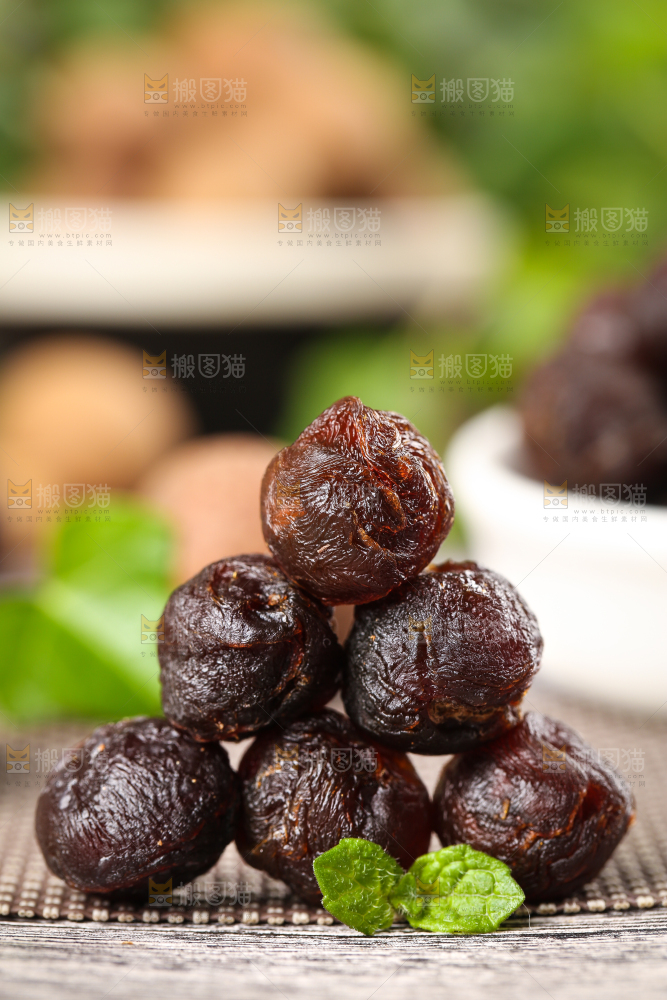 格子底上的桂圆果肉