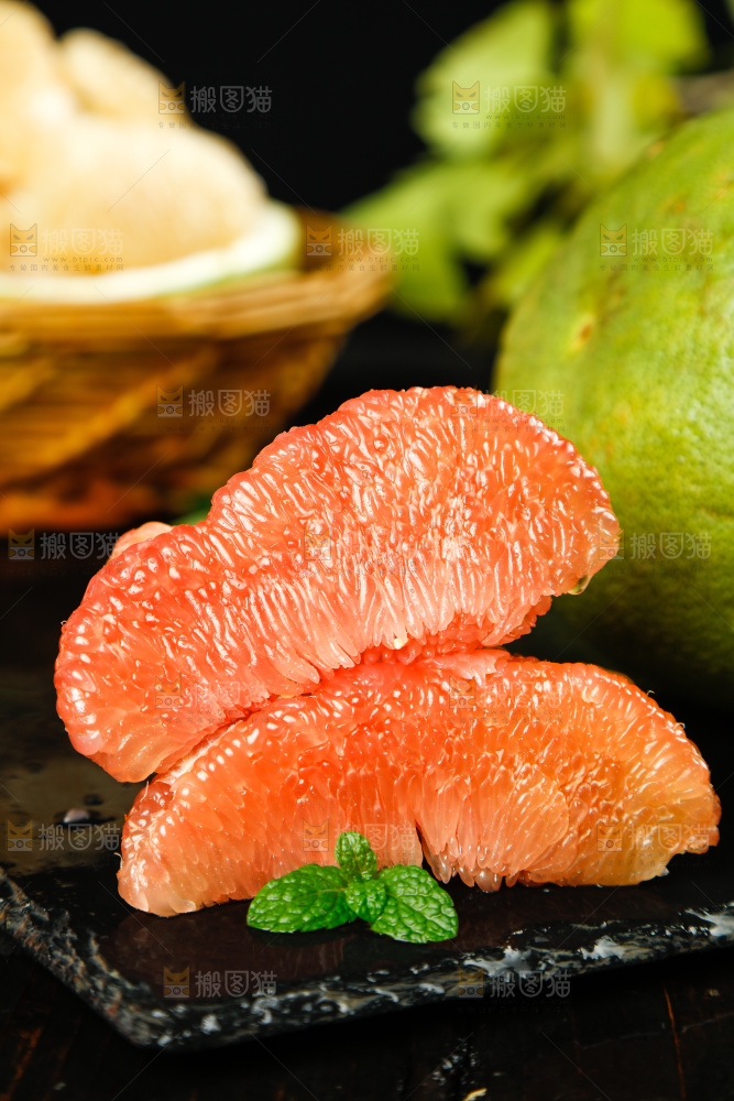 黑底上的泰国红心蜜柚果肉