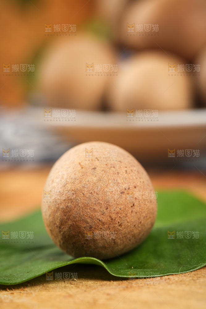 彩底上放着一盘圆柿饼