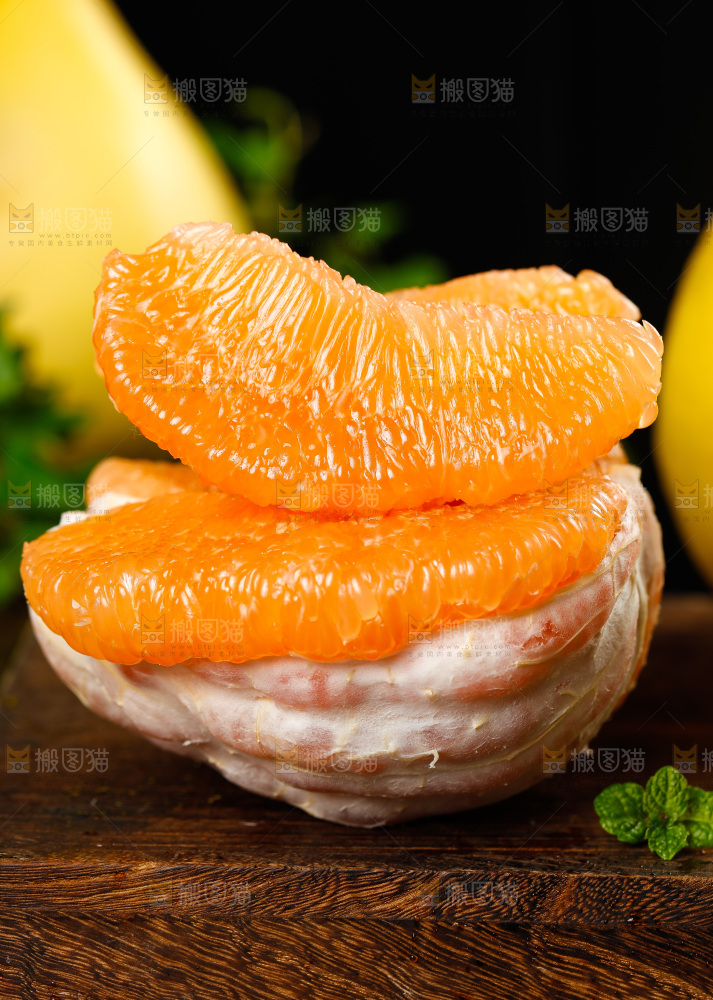 木板上的黄金蜜柚果肉