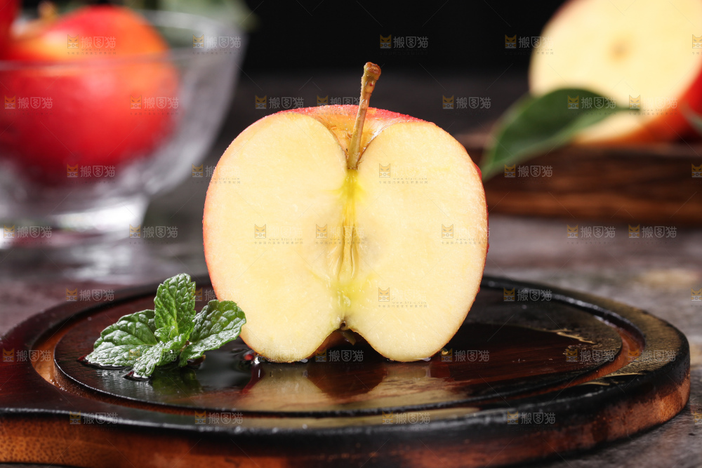 木板上切面的小苹果