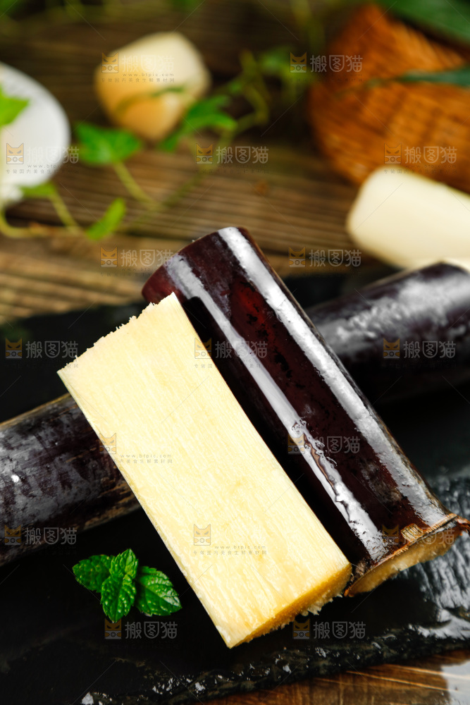 黑底上放着广西黑皮甘蔗
