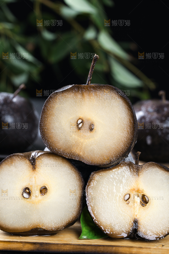 木板上的黑冻梨