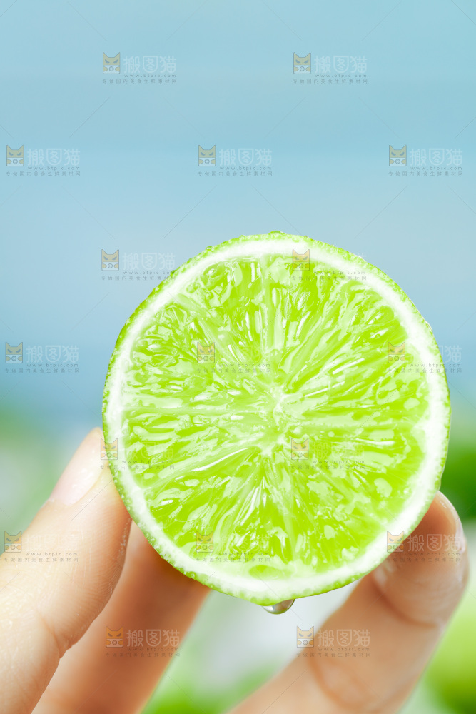 手上拿着青柠檬