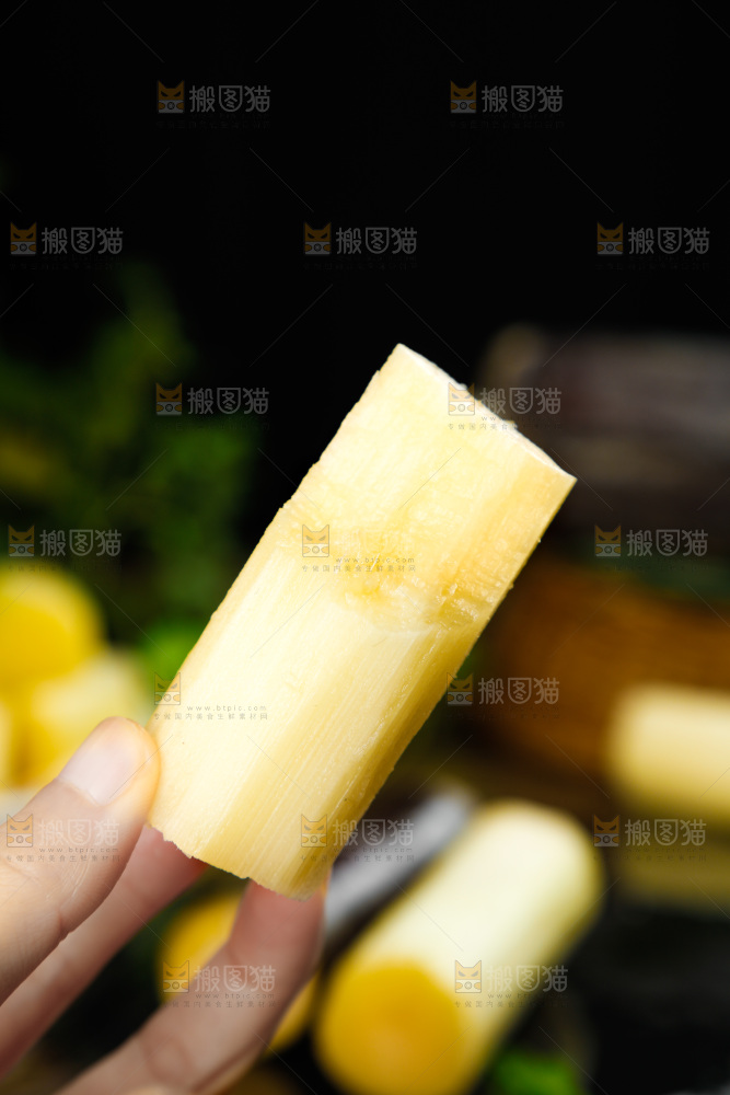 手上拿着甘蔗