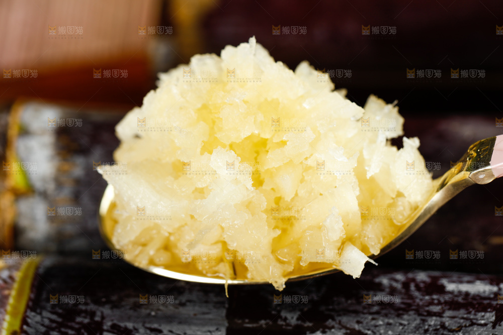勺子上挖着甘蔗果肉