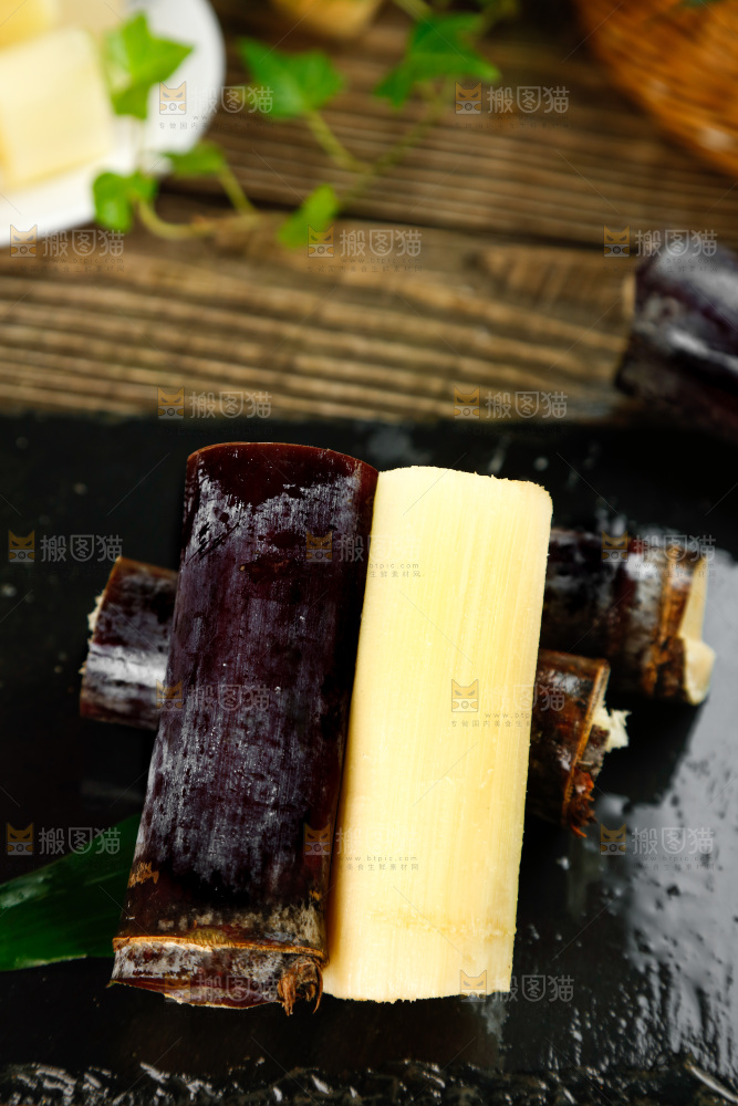黑底上放着果蔗