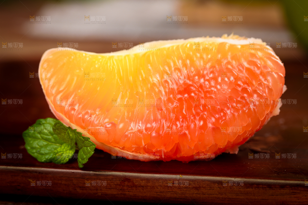深底上的红心蜜柚果肉