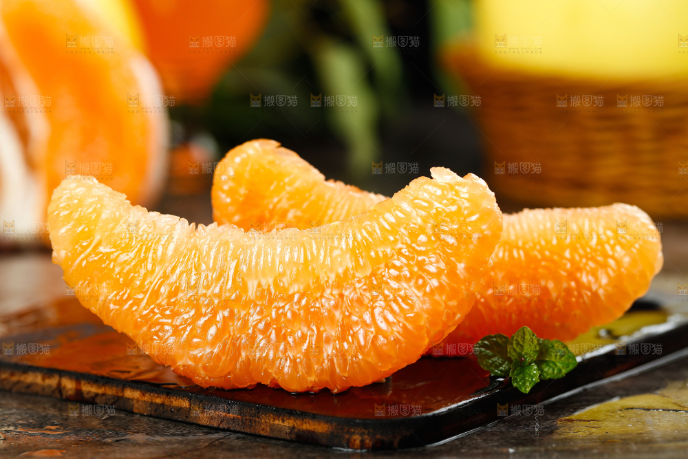 深底上的黄金蜜柚果肉