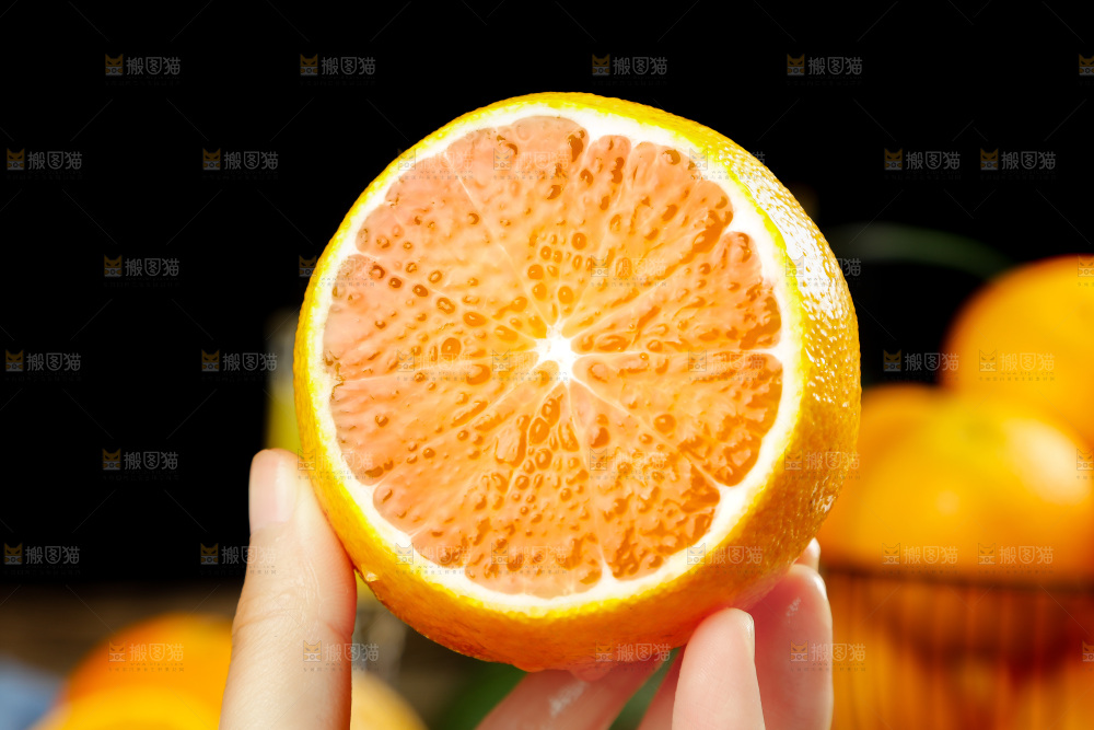 手上拿着果冻橙