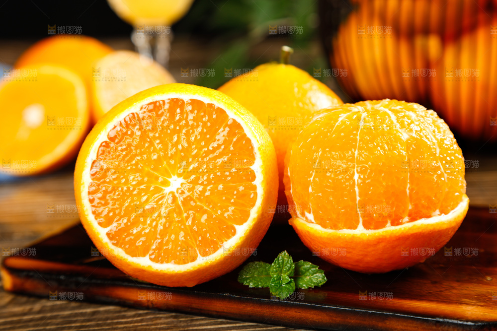 深底上放着爱媛果冻橙和果冻橙果肉