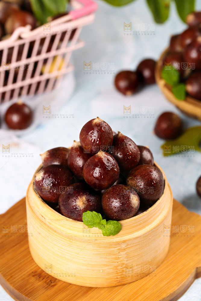 木板上放着一笼锥栗