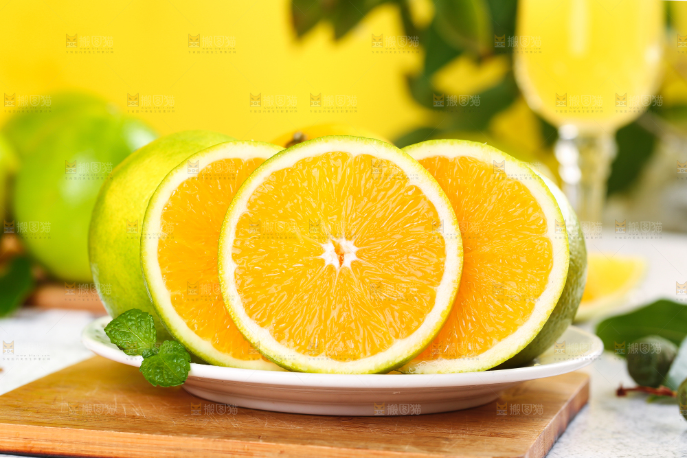 木板上放着一盘新鲜夏橙