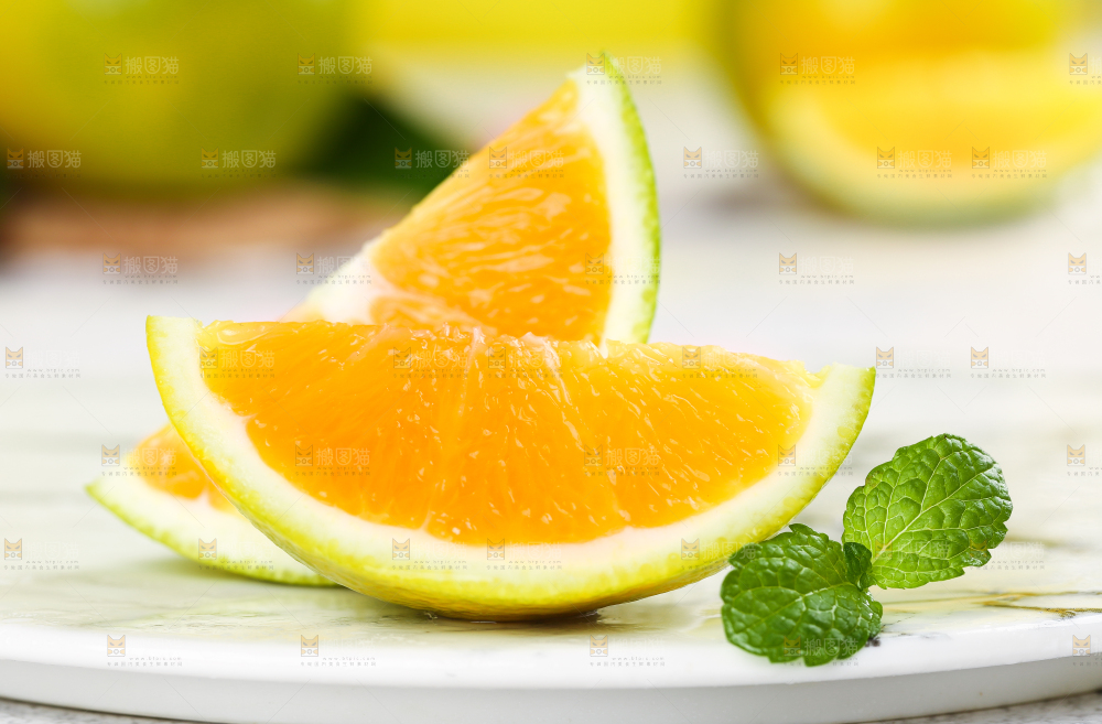 盘子里放着夏橙果肉