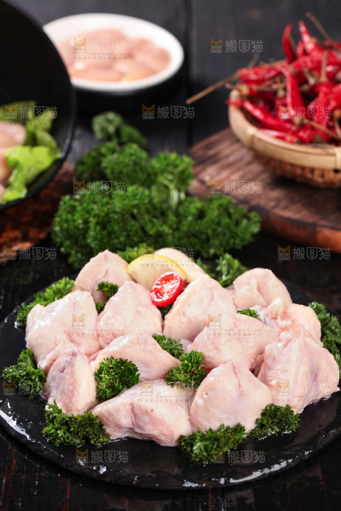 黑底上放着一盘生鲜鸡尾