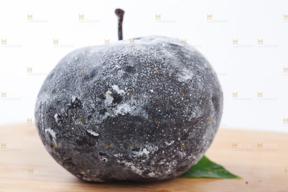木板上放着东北冻梨