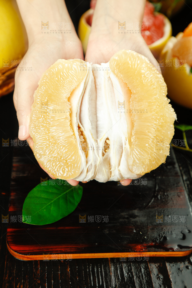手上捧着蜜柚果肉