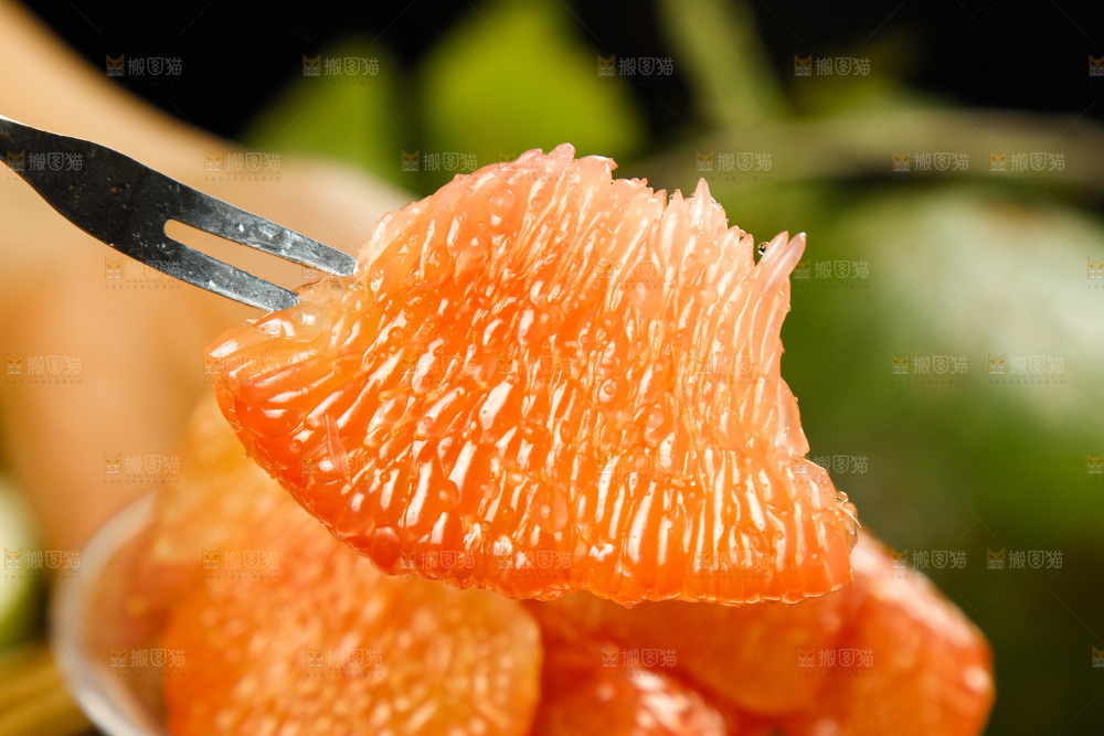 叉子上插着红心柚果肉