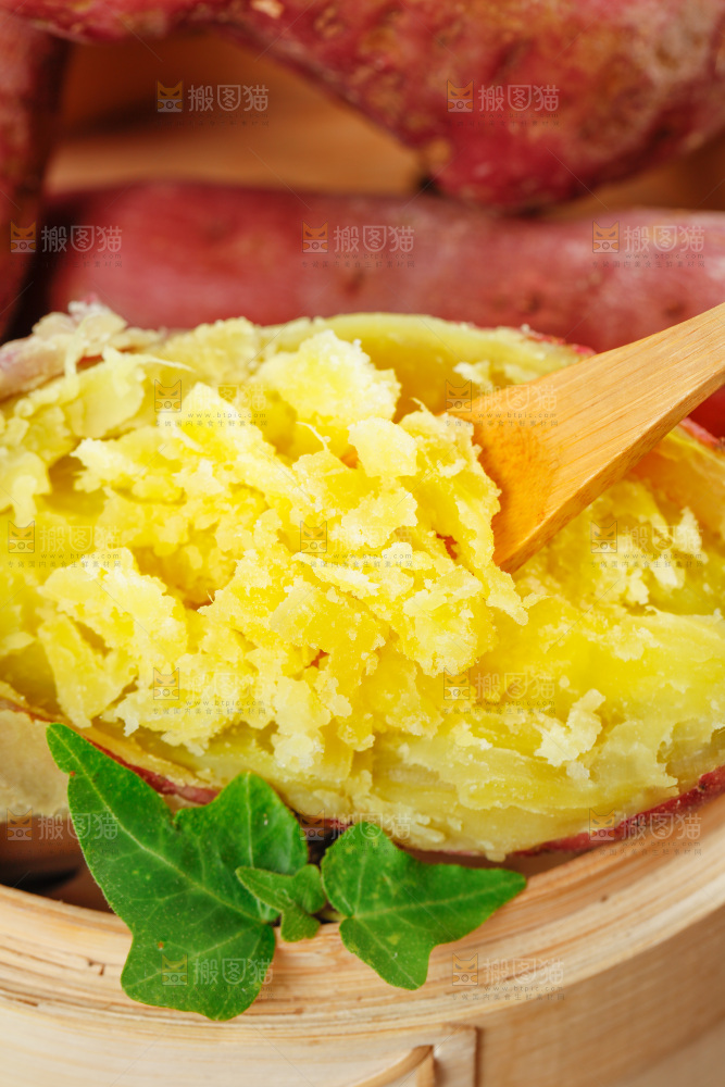 勺子上挖着熟的板栗蜜薯
