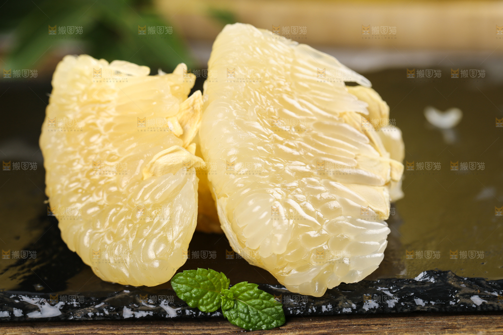 黑底上的沙田柚果肉