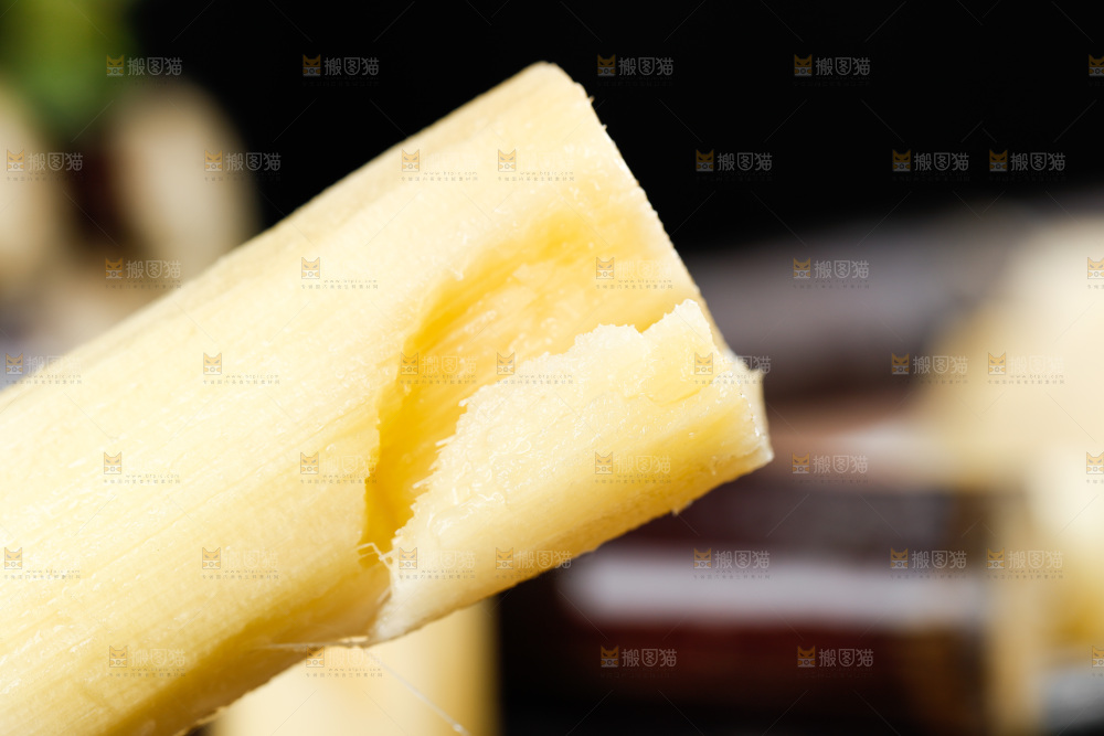 一节削皮的甘蔗