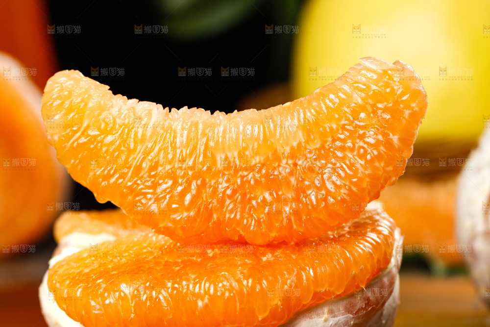 一堆去皮的黄肉蜜柚