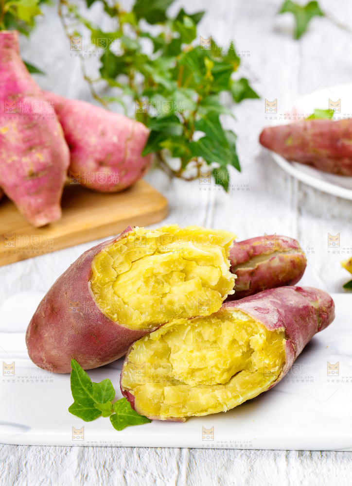 白石板上的板栗蜜薯