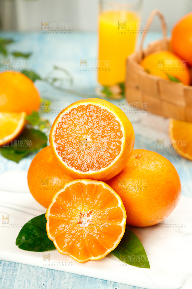 白石板上放着一堆果冻橙