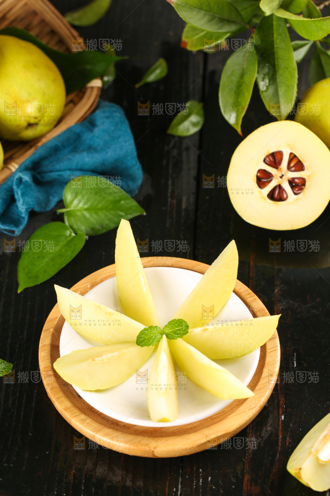 盘子里放着酸木瓜