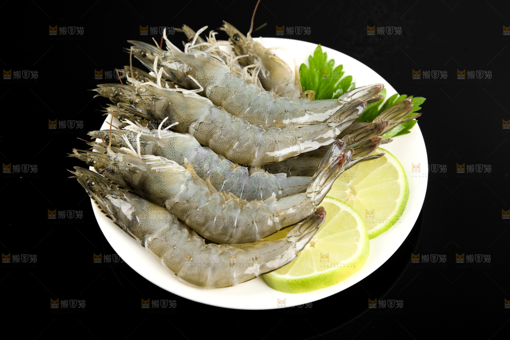 黑底上放着一盘新鲜的对虾