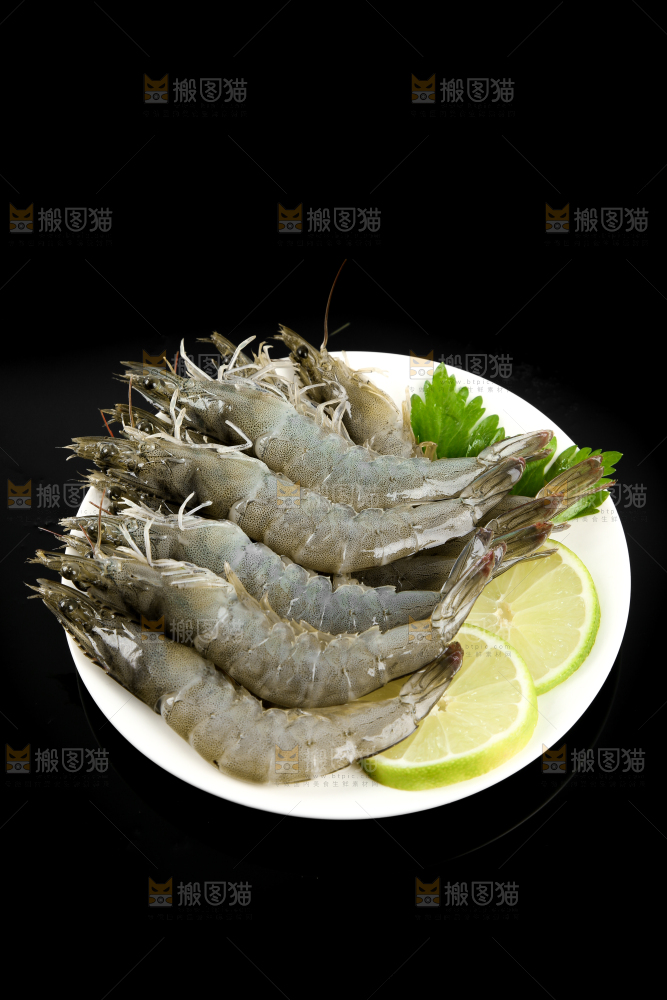 黑底上放着一盘新鲜的对虾