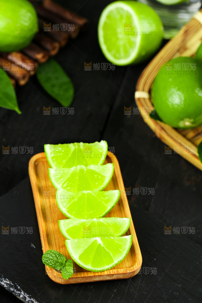 黑底上放着一盘青柠檬果肉