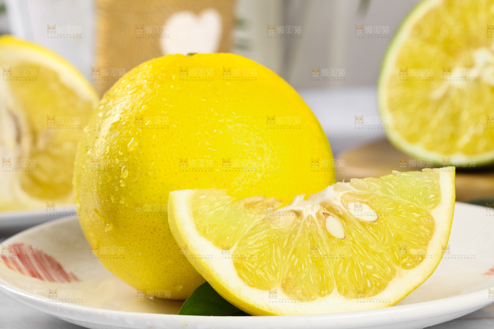 盘子里的葡萄柚