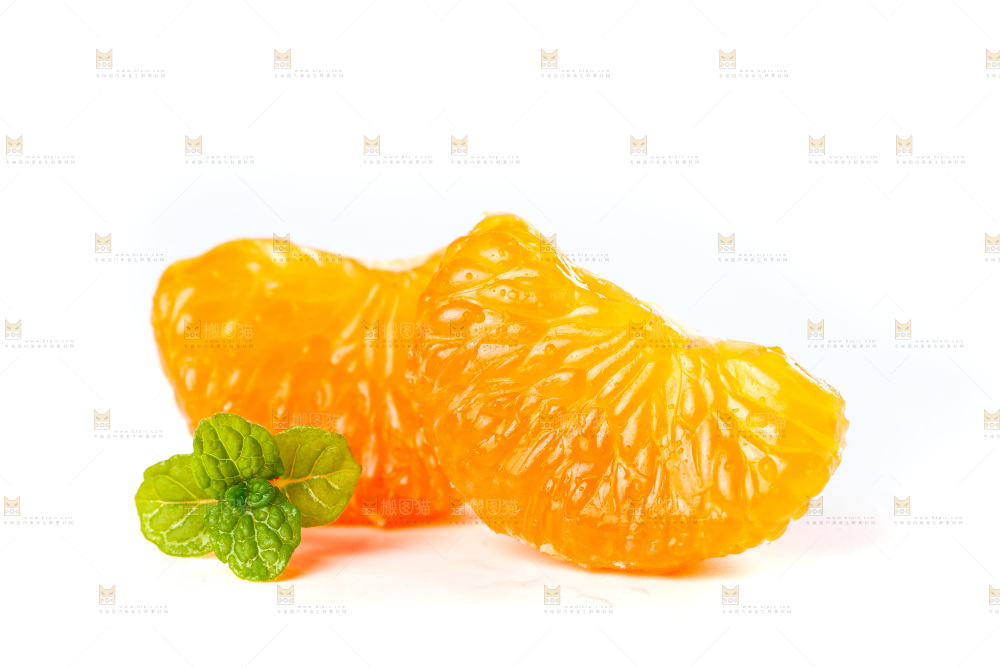 白底上的蜜橘果肉
