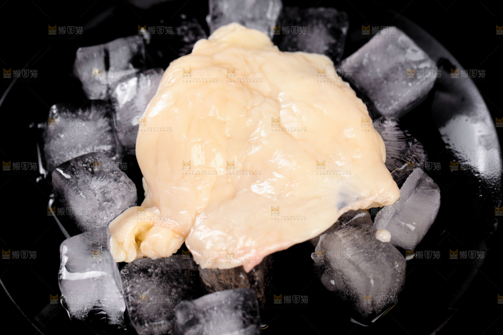 黑底上的冷冻鸡油