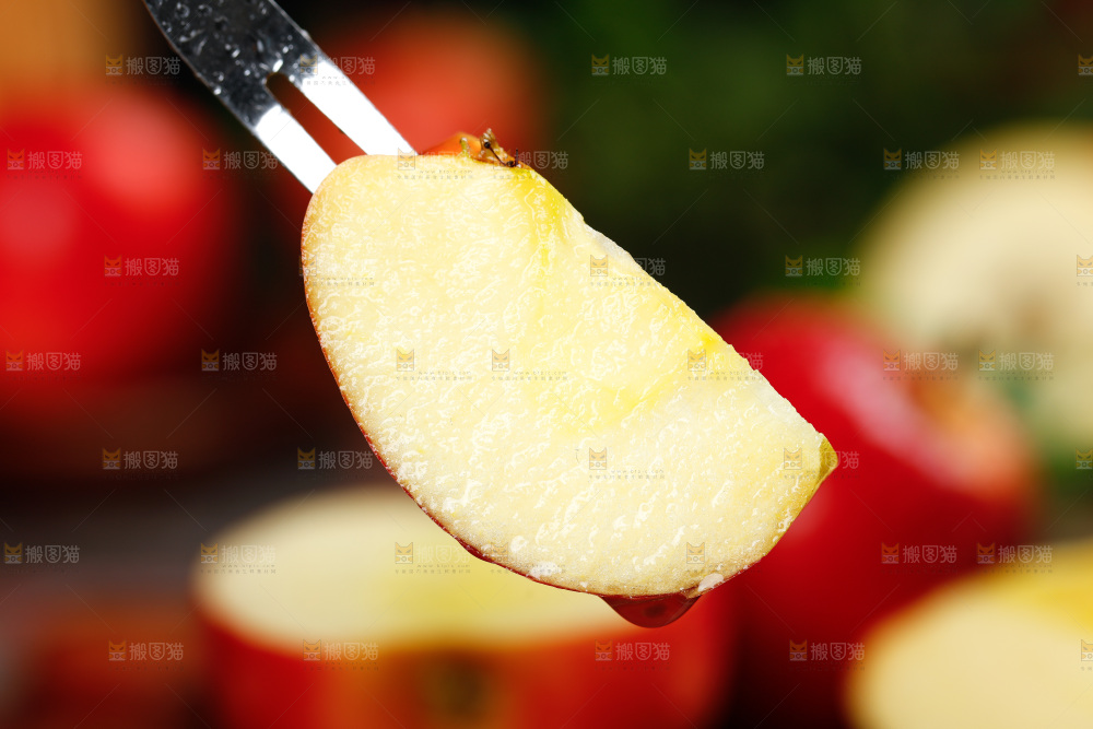 叉子上插着苹果果肉