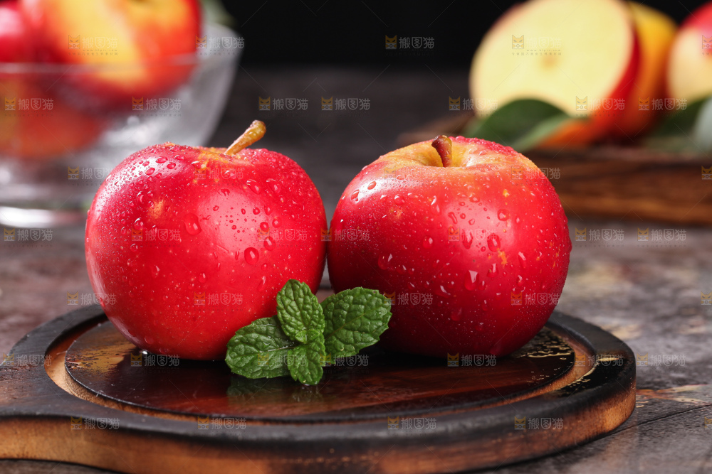 木板上放着火箭小苹果