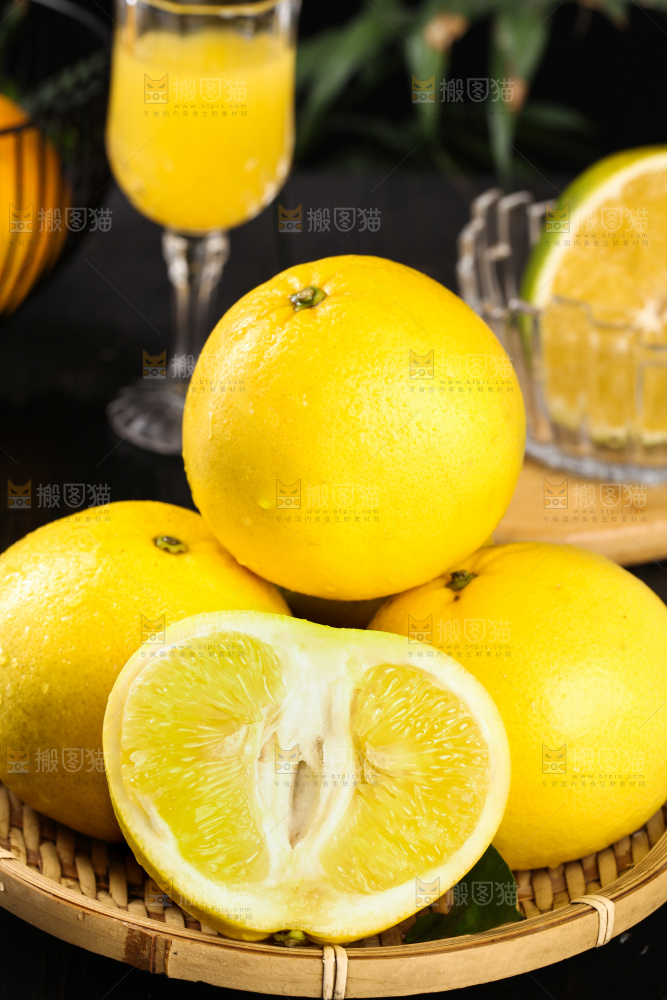 黑底上放着一篮台湾黄金葡萄柚