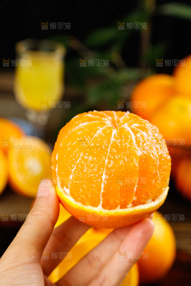 手上拿着果冻橙