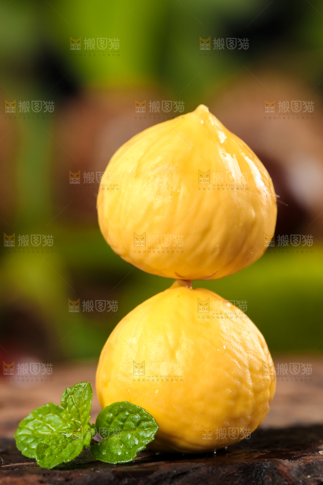 木底上放着锥栗仁