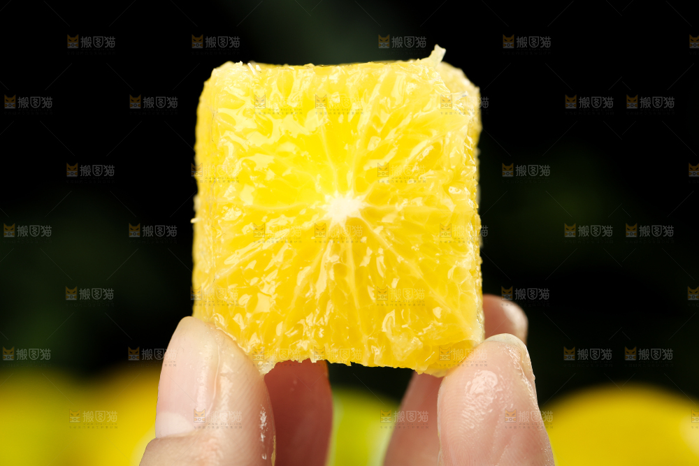 手上拿着皇帝柑果肉