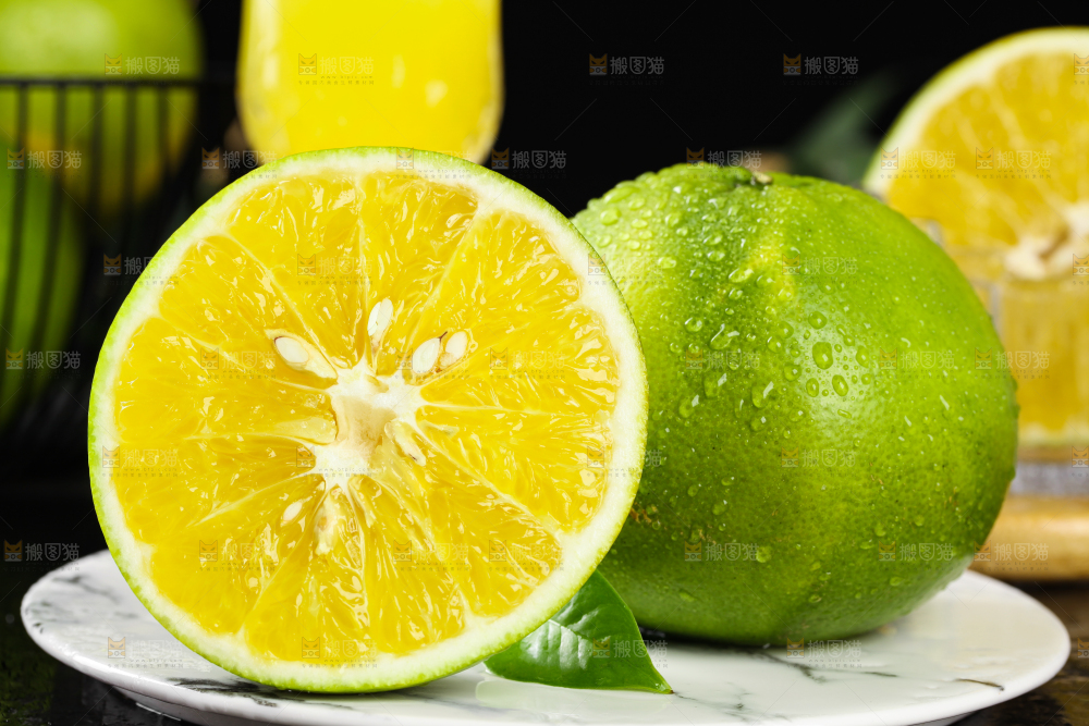 盘子里放着青葡萄柚