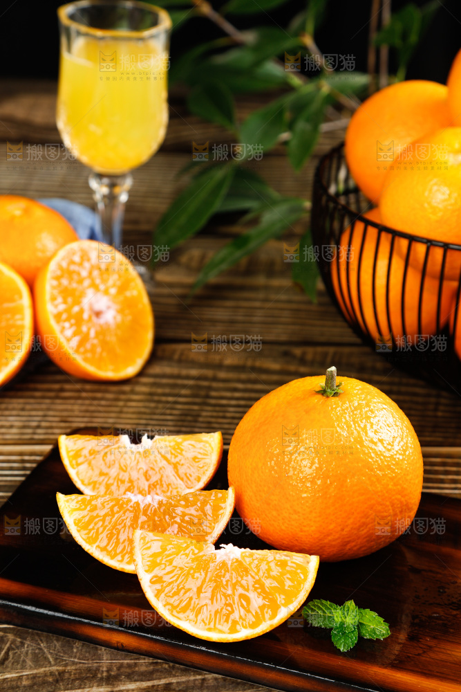 木底上的爱媛和切块的果冻橙
