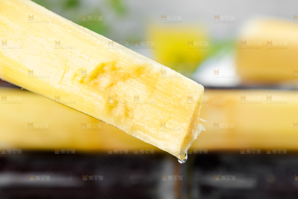 一节削皮的甘蔗