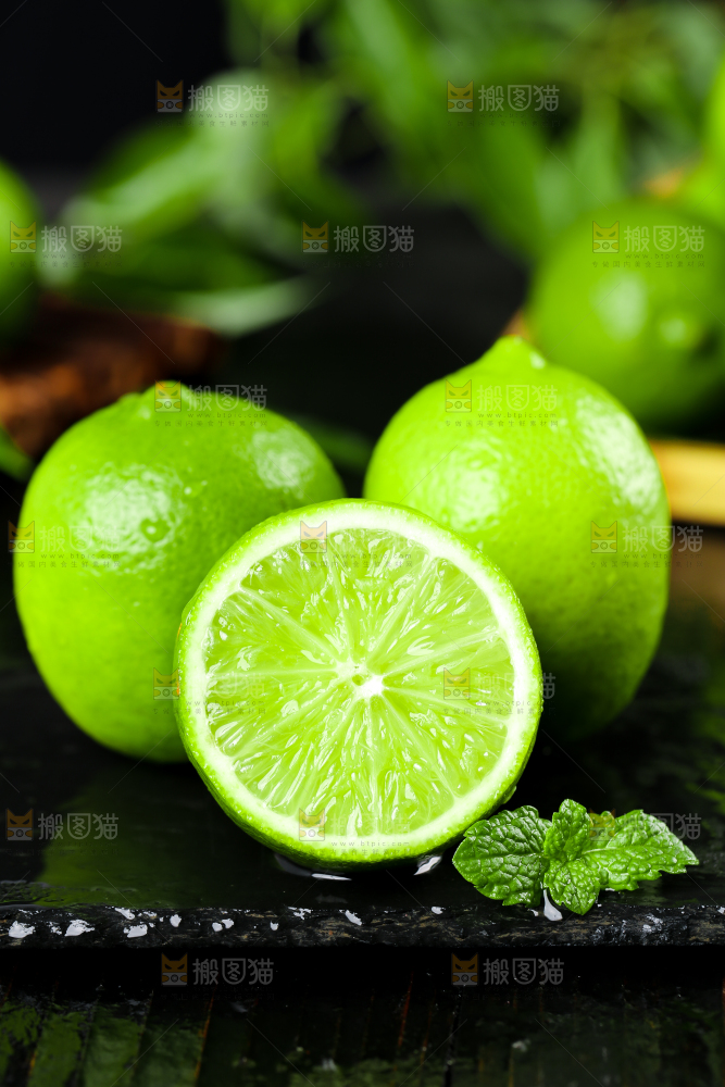 黑底上的无籽青柠檬