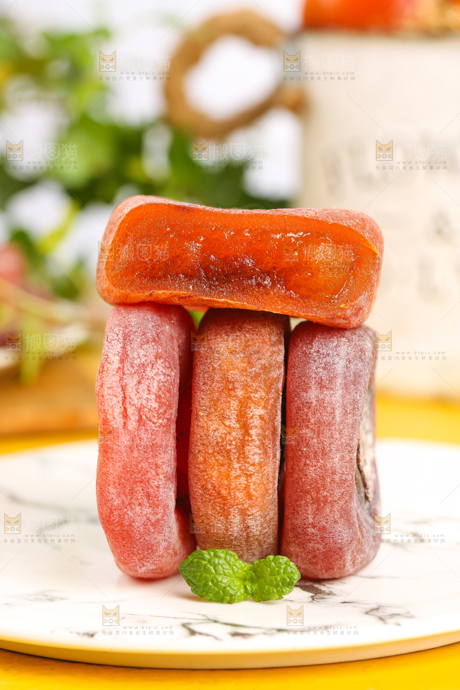 石盘里放着柿子饼
