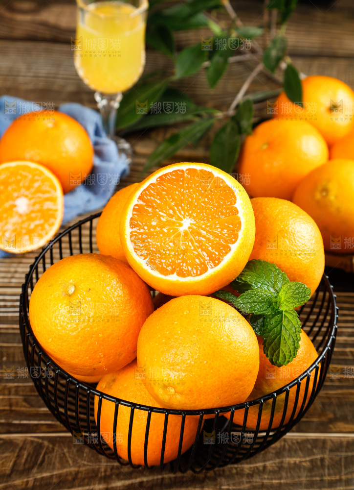 木底上放着一篮爱媛38号果冻橙